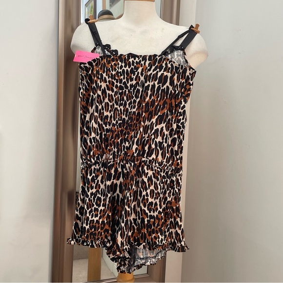 NWT leopard print Betsy Johnson romper size medium. - Picture 2 of 12